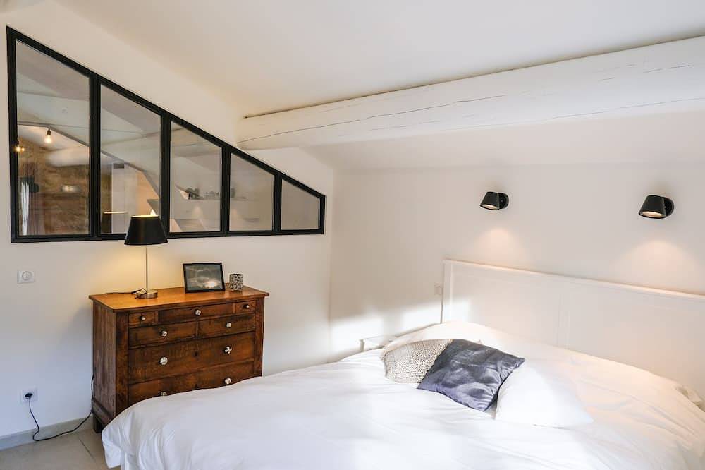 Ganze Wohnung, Ferienhaus mit Pool für 2 bis 3 Pers ds Gard zwischen Uzès und Avignon in La Roque-sur-Cèze, Nimes und Umgebung