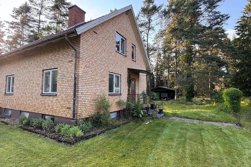 Villa & Timber Cabin’6,000 m² Estate Close to Lakes, Hiking, Cycling & Fishing in Tranemo, Västergötland