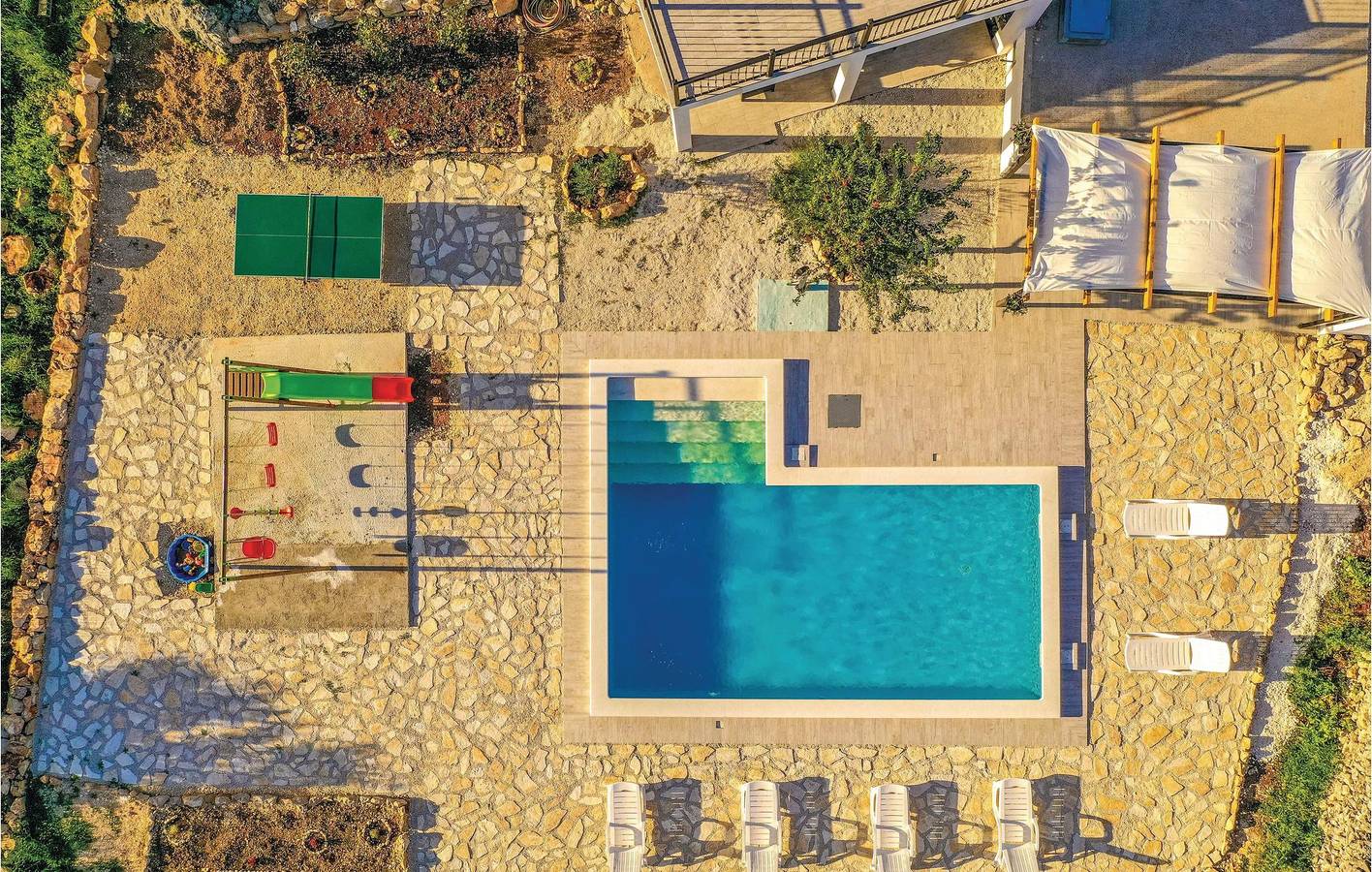 Geräumige 2-Zimmer-Wohnung mit Pool, WLAN und Terrasse in Ljubitovica, Seget