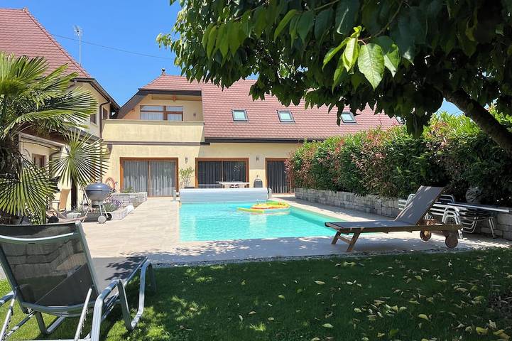 Gîte pour 7 personnes, avec jardin ainsi que terrasse et piscine à Kienheim