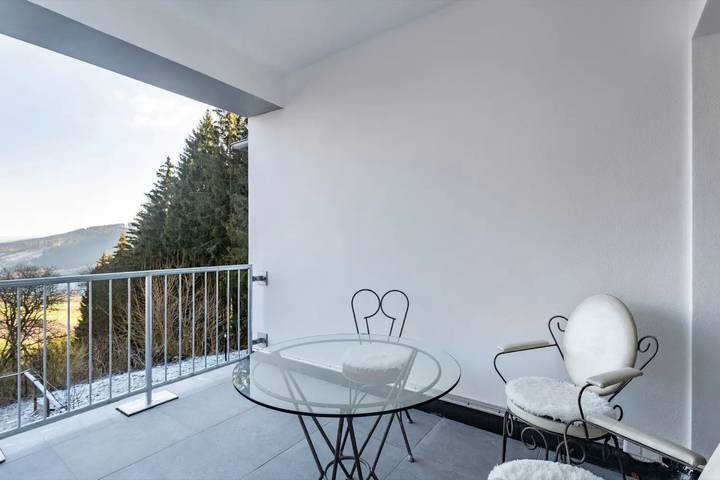 Appartement entier, Appartement « Suiten im Alten Berghotel Franziska » avec vue sur la montagne, jardin & Wi-Fi in Eslohe, Arrondissement du Haut-Sauerland