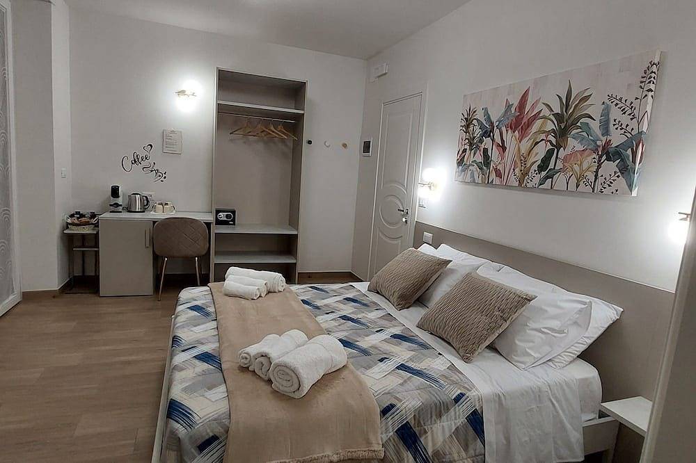 Elegant room with private bathroom and balcony equipped with every comfort. in Bologna, Bologna Provinz