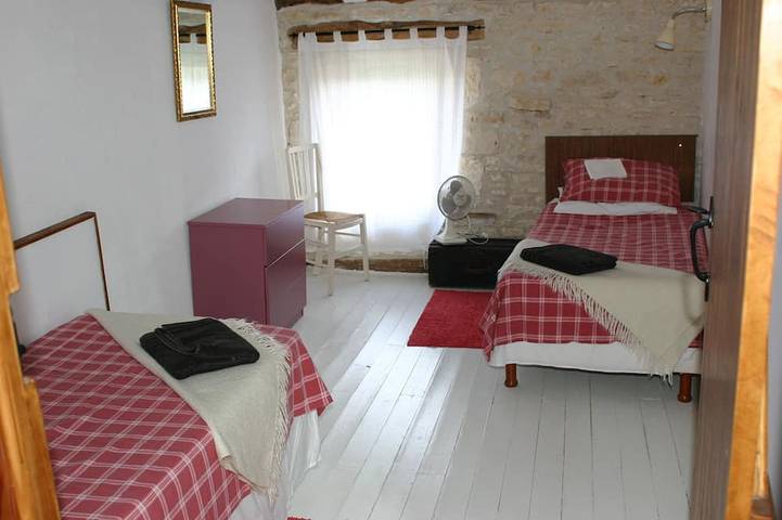 Location de vacances pour 6 personnes, avec jacuzzi et jardin ainsi que piscine et balcon à Nantillé - 3