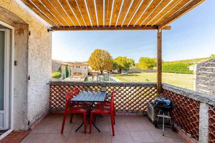 Gîte pour 2 personnes, avec terrasse et vue à Tavernes