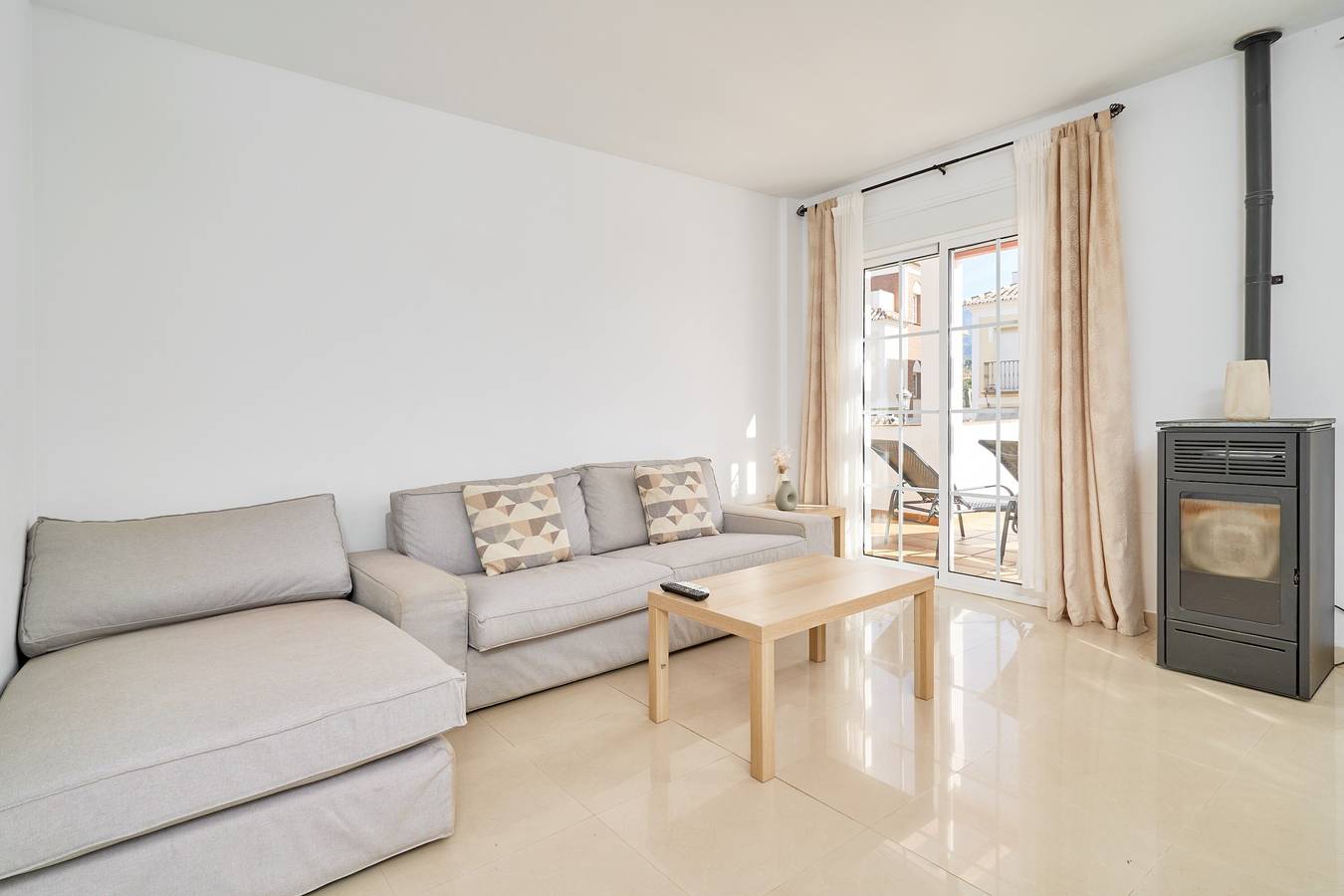 Villa 'Bianca' with Sea Views, Wi-Fi, and Air Conditioning in Urbanization Tropicana, Nerja