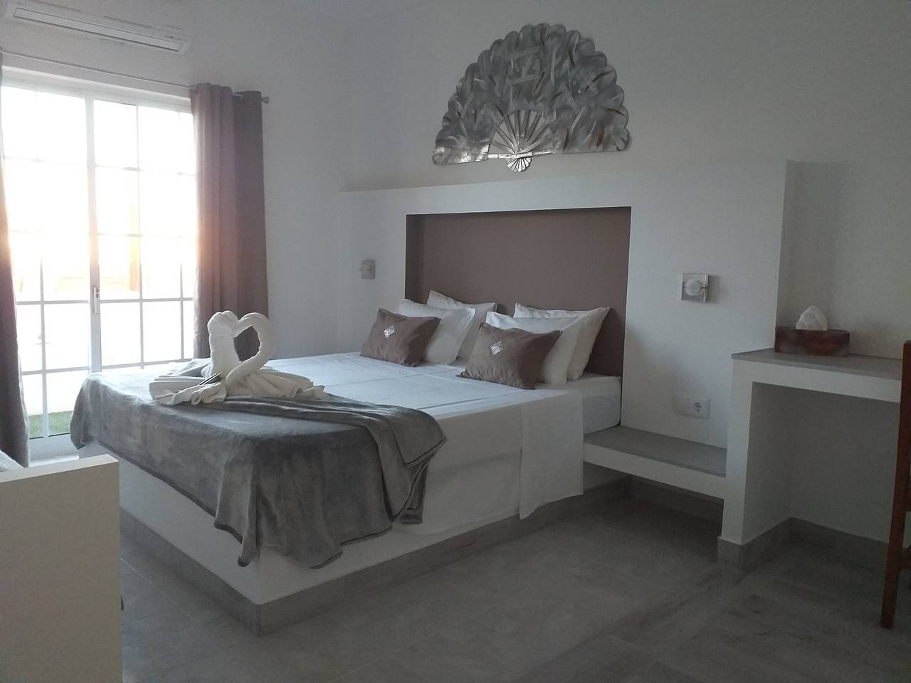Zimmer 'South Side Guesthouse - Quarto I' mit Gemeinschaftspool, Wlan und Klimaanlage in Quelfes, Parque Natural da Ria Formosa