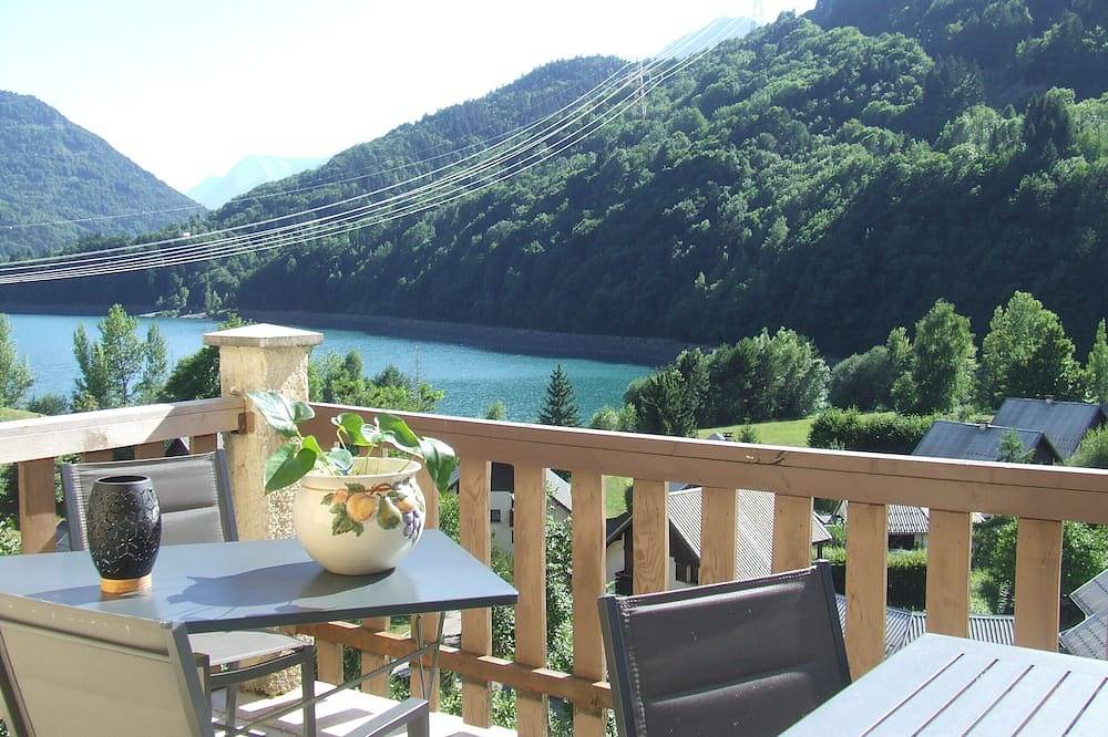 Lovely village house with a view of lake and mountain Vaujany on the other side Alpe d'Huez in Vaujany, Écrins National Park