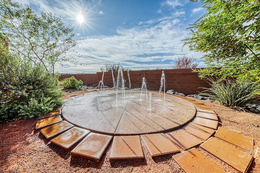Blick auf die Berge Stadtdomizilam w / private Splash-Pad und einem gemeinsamen Pool, Whirlpool und Fitness-Studio! in Santa Clara (UT), Zion Nationalpark