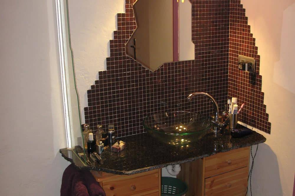 Ganze Wohnung, This cosy chalet apartment,is located in a central, yet quiet, part of Saalbach in Saalbach, Saalbach-Hinterglemm
