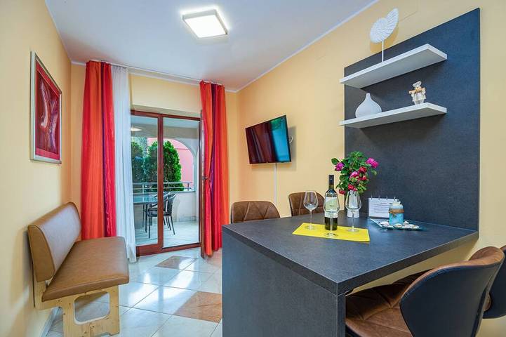 Ganze Wohnung, Wundervolle Ferienwohnung für 4 Personen mit Pool und Garten in Südküste Istrien