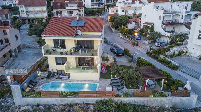 Ferienwohnung für 6 Personen, mit Balkon/Terrasse und Pool in Grad Šibenik