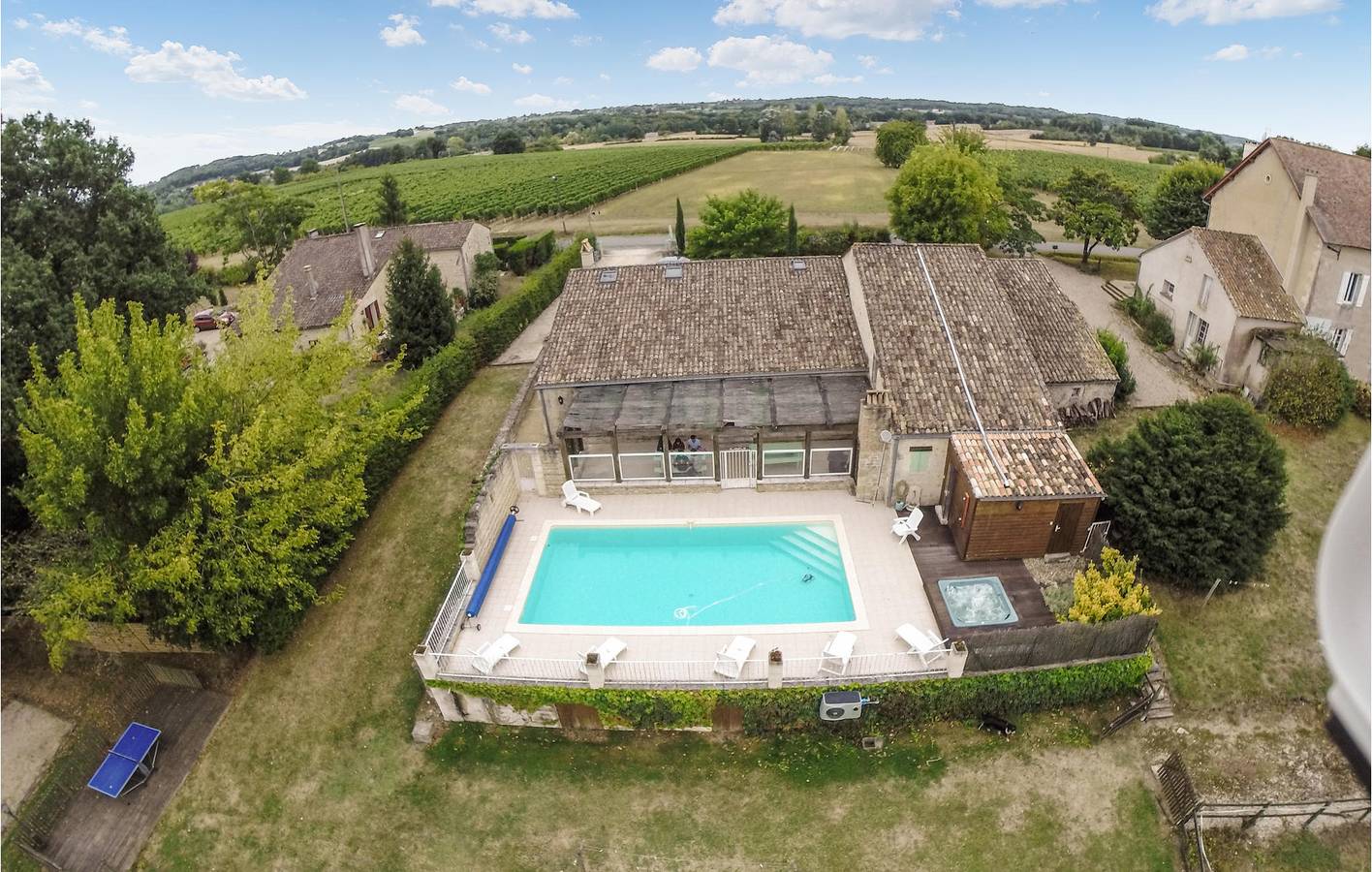 Retraite au bord de la piscine avec parking et WiFi, à 2 km de Saint-Méard-de-Gurçon in Saint-Méard-de-Gurçon, Périgord Pourpre