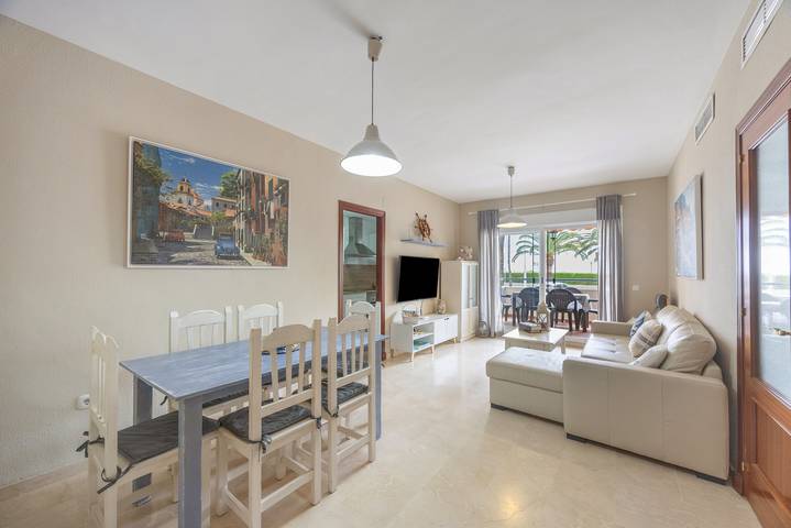 Entire apartment, Apartment 'Golf Y Costa' with Shared Pool, Wi-Fi and Air Conditioning in Costa Ballena, Chipiona