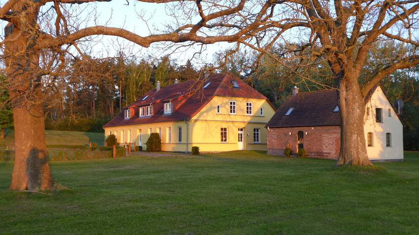 Ganze Wohnung, Ferienwohnung 'Gut Rattelvitz - Galerie West' mit Meerblick, privater Terrasse und Wlan in Gingst, Rügen