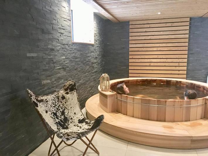 Appart’hôtel pour 2 personnes, avec Terrasse et Jacuzzi ainsi que Jardin et Sauna