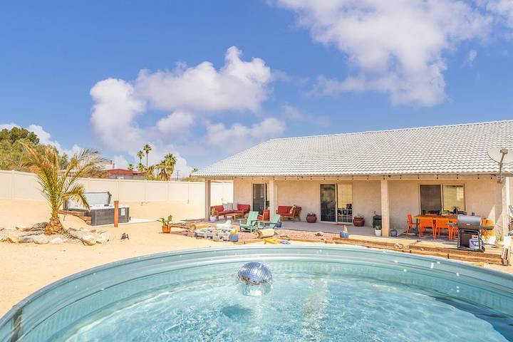 Vacation rental for 10 people, with yard and hot tub in Twentynine Palms