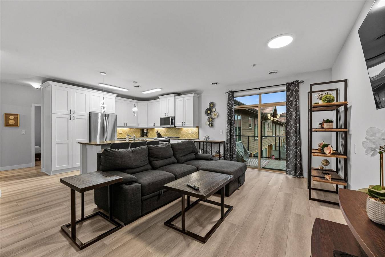 Ganze Wohnung, Lakefront, beachfront top floor condo w/pool! in West Kelowna, Crystal Mountain
