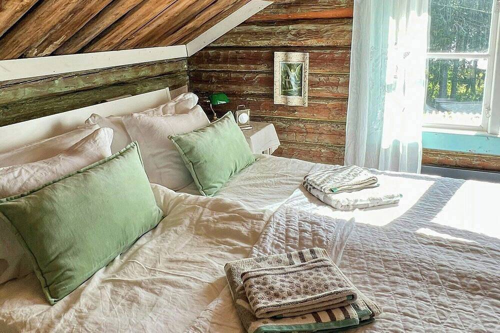 1700er-Holzhaus an einer Meeresbucht in der Nähe von Umeå in Umea, Västerbotten