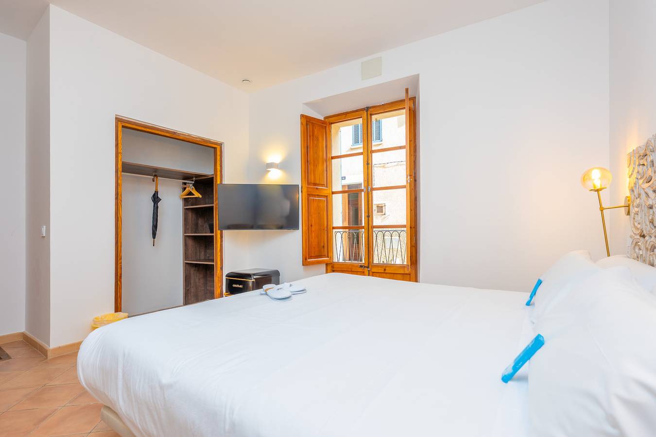 Cas Català - Doble Estandard in Sineu, Majorca Center