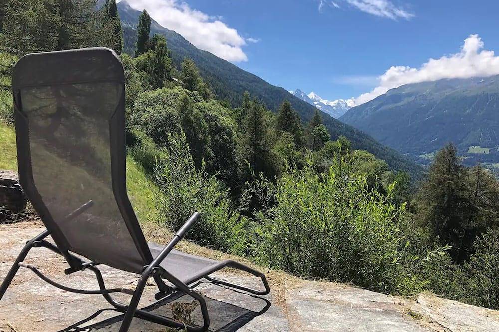Ganze Wohnung, Außenbereich: Wohnung in einem Chalet für 2 Personen mit Balkon, Terrasse mit Gartenmöbeln, atember in Saint Luc, Anniviers