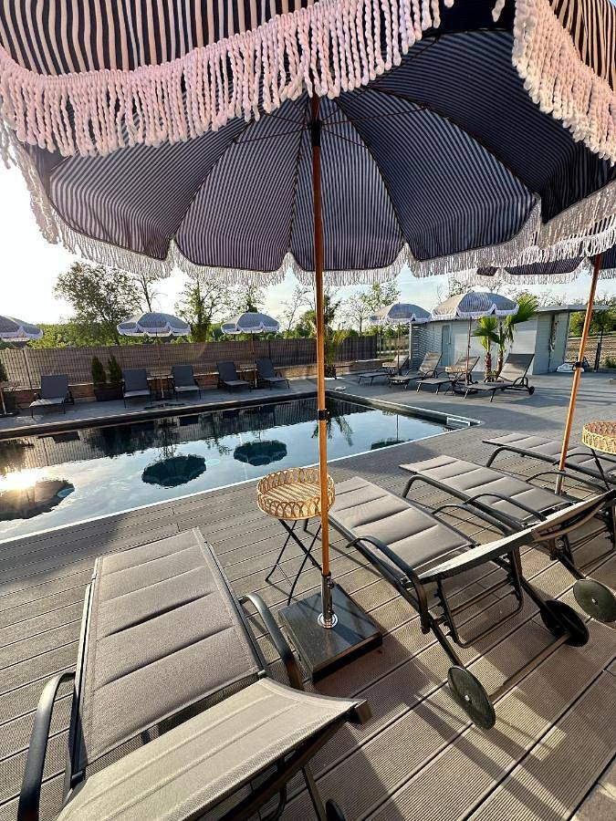 Appart’hôtel pour 4 personnes, avec vue ainsi que piscine et jardin, adapté aux familles