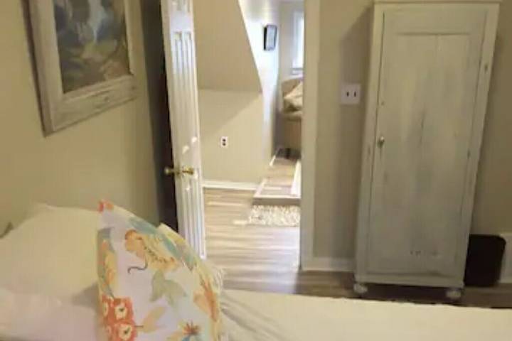 Vacation rental for 2 people, with yard and pool in Pittsburgh