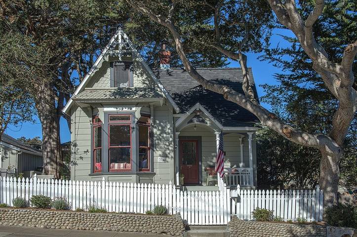 Vacation rental for 7 people, with balcony and yard, with pets in Pacific Grove