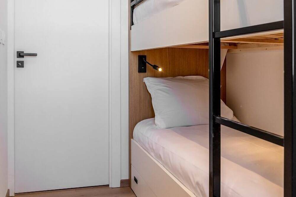 Entire apartment, This suite offers a bedroom with a double bed and a sleeping corner with a bunk bed. in Sainte Cécile Plage, Camiers