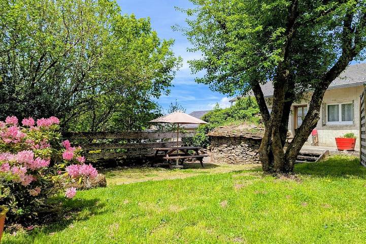Location de vacances pour 4 personnes, avec piscine ainsi que jardin et terrasse à Le Soulié