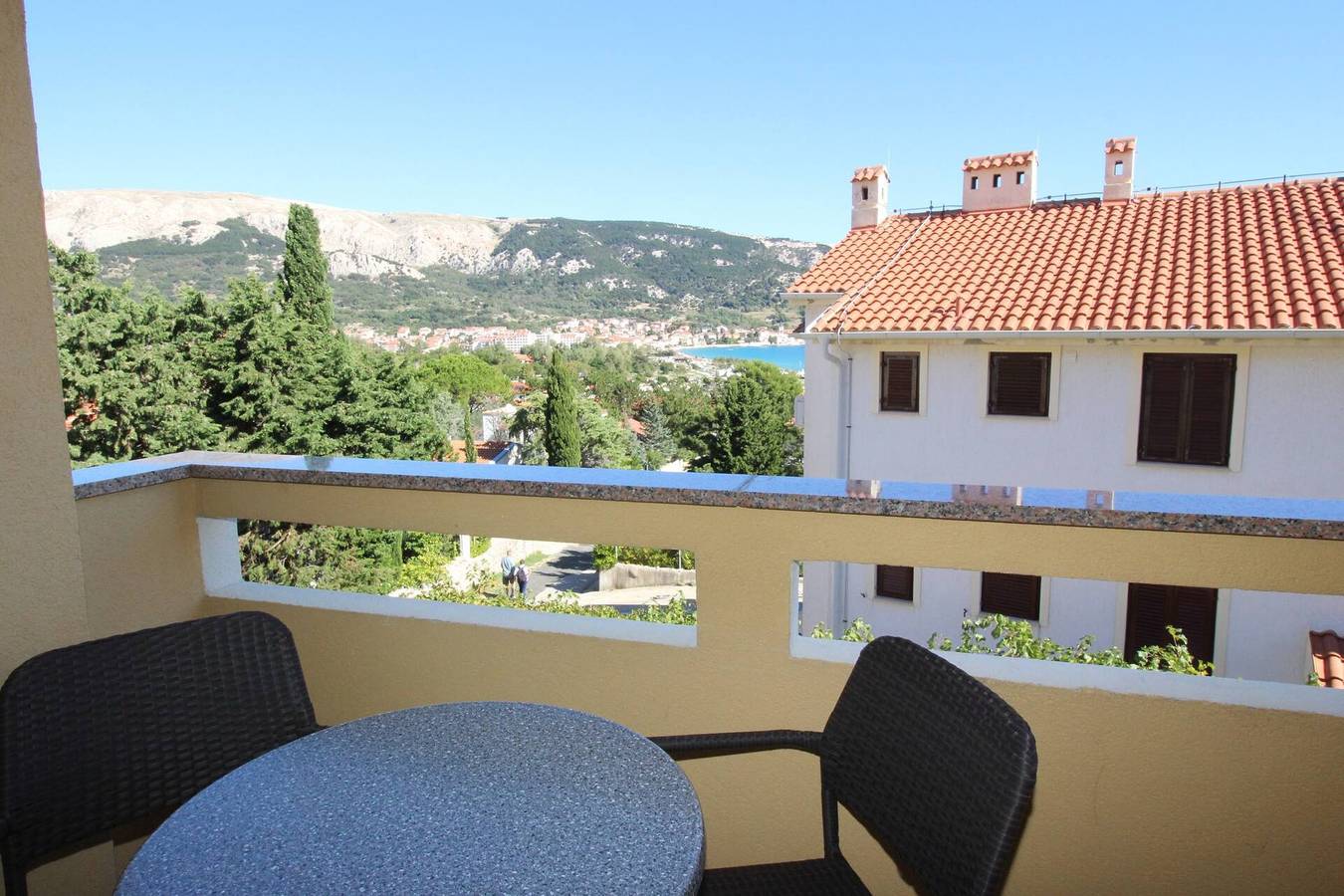 Appartement entier, Capic Z5 - Apartment with Balcony and Parking spot, 300 m from the Beach in Zarok, Baška