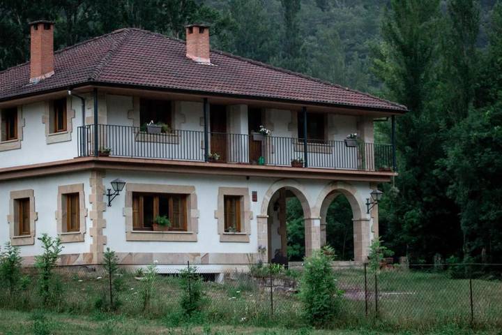 Casa rural para 12 personas, con Balcón y Terraza además de Jardín y Vistas en Vega de Liébana