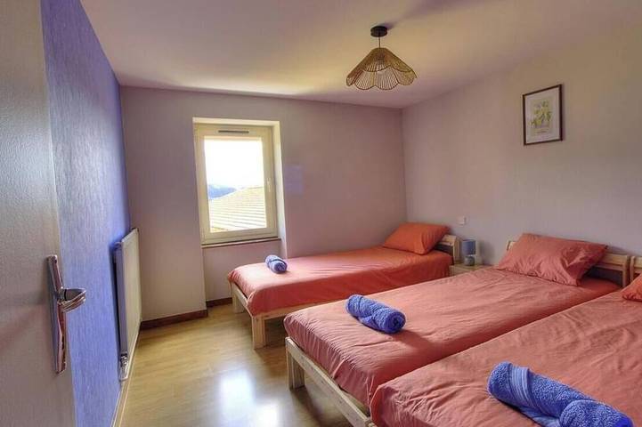 Gîte pour 12 personnes, avec jardin dans Saint-Bonnet-le-Troncy - 4