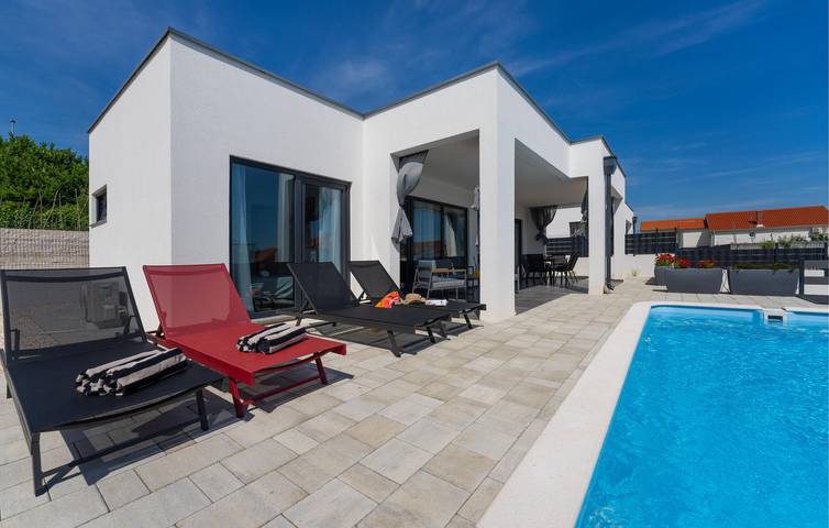 Charmantes Apartment mit Pool, WLAN und Terrasse, 300 m vom Strand entfernt in Novigradsko More, Zadar