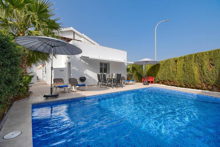 Apartamento de vacaciones para 6 personas, con piscina además de terraza y jardín en Vergel