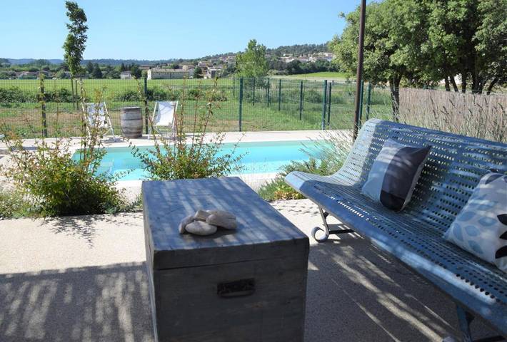 Gîte pour 6 personnes, avec piscine ainsi que jardin et terrasse
