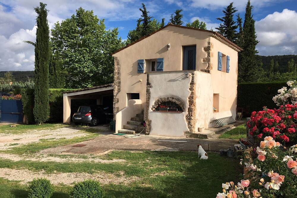 In the heart of Provence independent studio of 25m2 with views of the hills in Salernes, Draguignan region