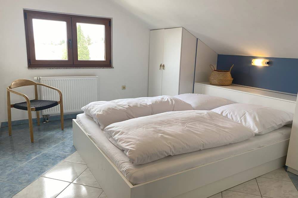 Ganze Wohnung, 180qm Wohnung mit Meerblick, 300m zum Strand, Garten in Biograd na Moru, Zadar