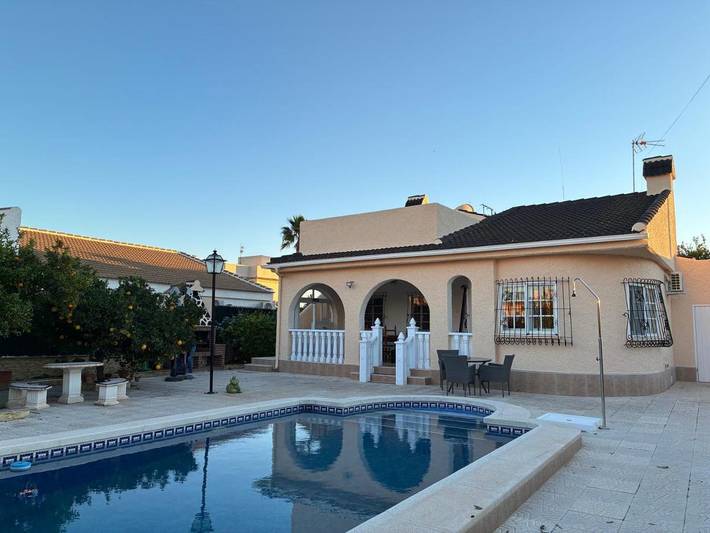 Casa rural para 6 personas, con vistas además de jardín y piscina, Se admiten mascotas en Los Alcázares
