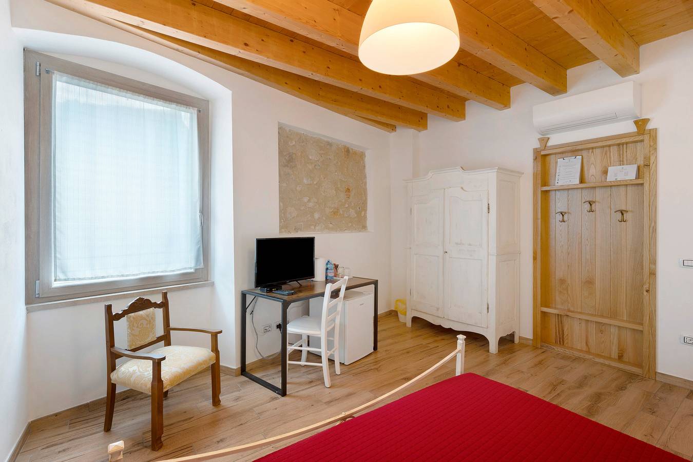 Room 'San Biagio' with Shared Pool, Wi-Fi and Air Conditioning in San Felice del Benaco, Garda Mountains