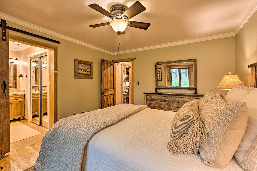 'Blue Spruce Cabin' w/ Hot Tub & Resort Amenities in Angel Fire, Colfax County