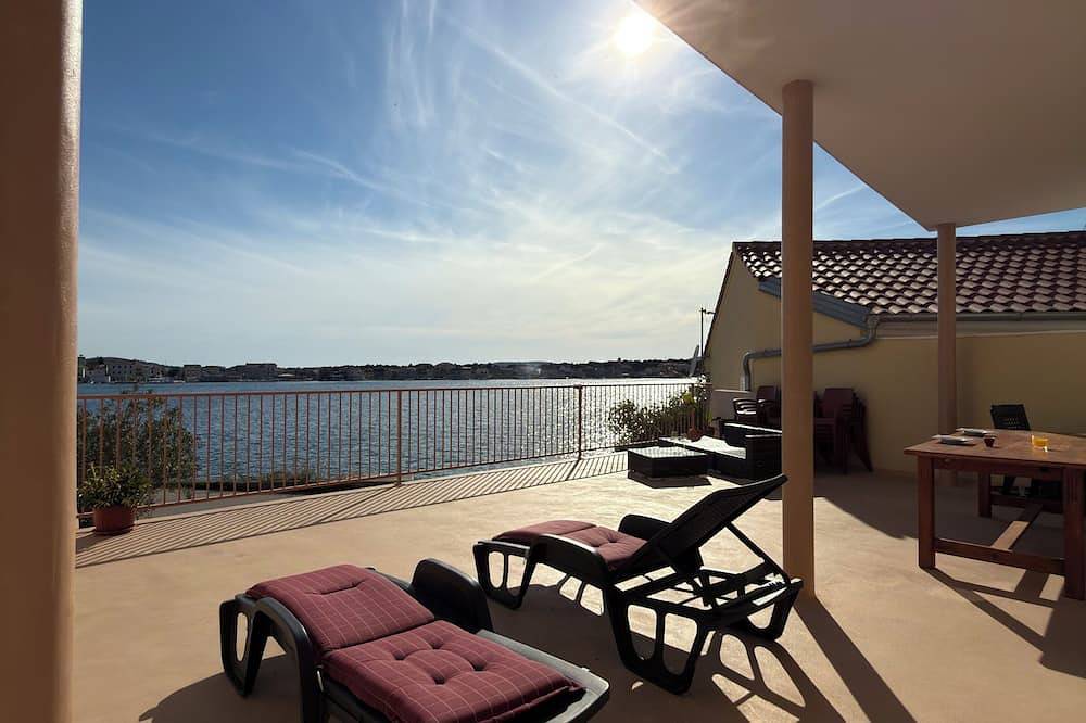 Ganze Wohnung, Strandapartment erste Reihe am Meer – Meerblick-Terrasse, 6 Personen, Brodarica in Brodarica, Šibenik-Knin