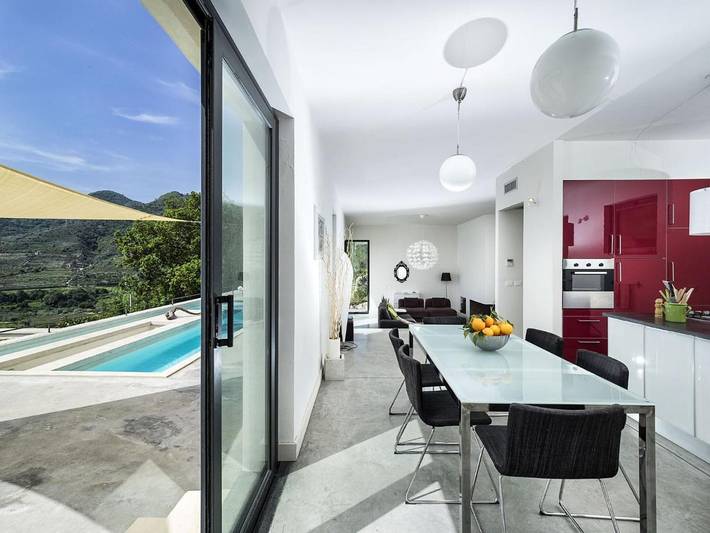Location de vacances pour 8 personnes, avec terrasse et vue ainsi que piscine et jardin, animaux acceptés à Graniti - 4