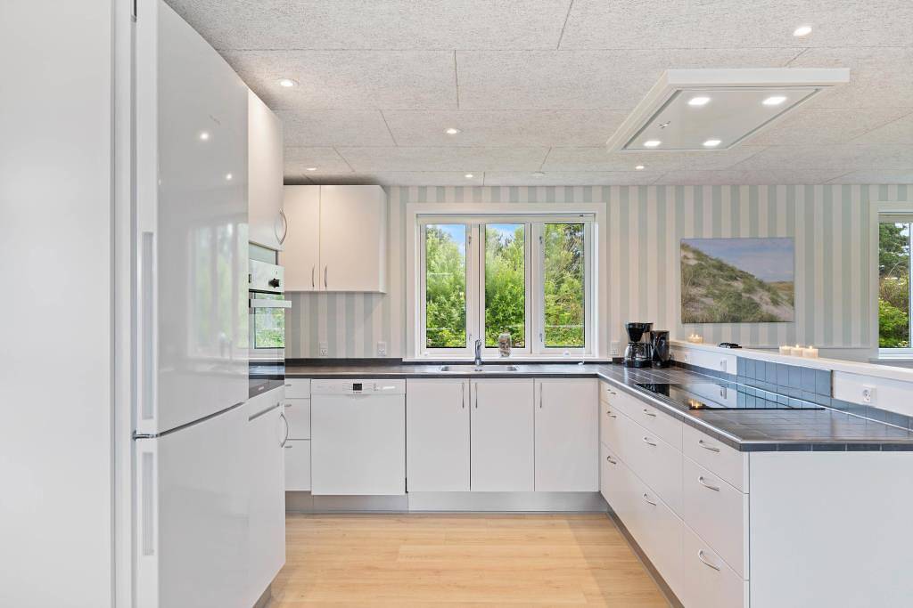 Well-maintained, family-friendly holiday home with sauna and whirlpool in Nørre Lyngvig, Hvide Sande