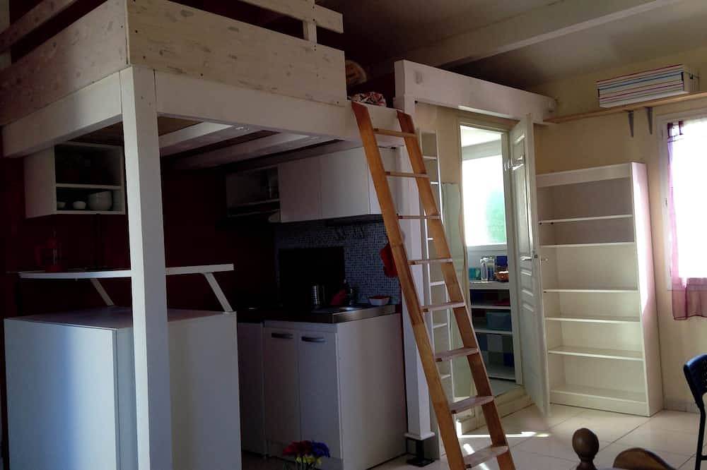 Entire apartment, Studio on second floor of a villa, residential area, near streetcar and park in Hôpitaux-Facultés, Montpellier