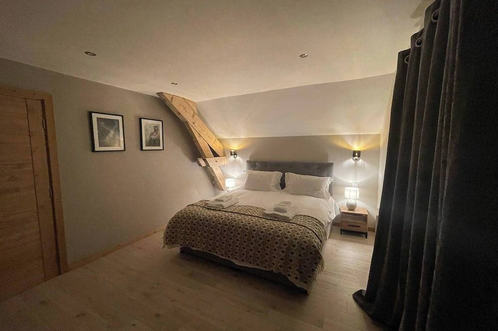 Chalet Clocher Sleeps 10 Hot tub in Essert-Romand, Les Portes du Soleil
