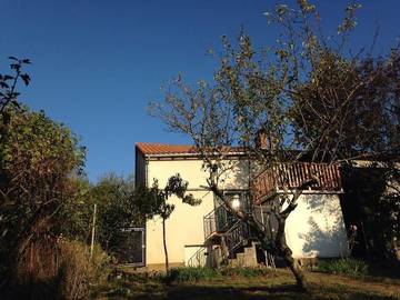 Gîte pour 3 personnes, avec vue ainsi que terrasse et jardin à Eyzerac