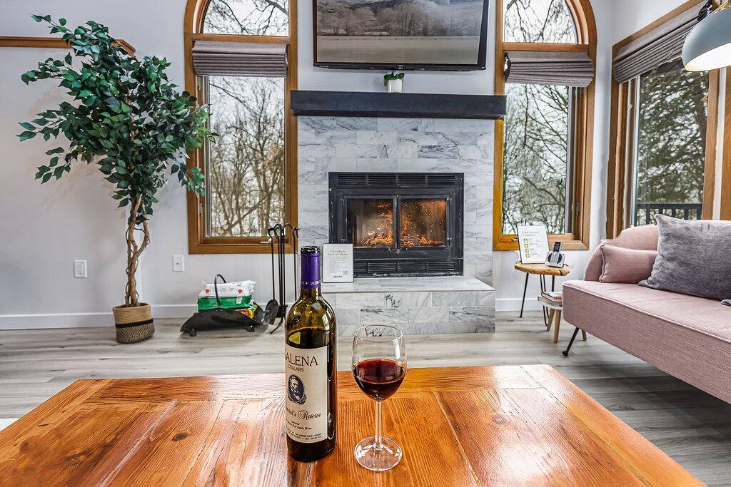 2 Bedroom Townhouse w/Soaking Tub + Rain Shower in Jo Daviess County