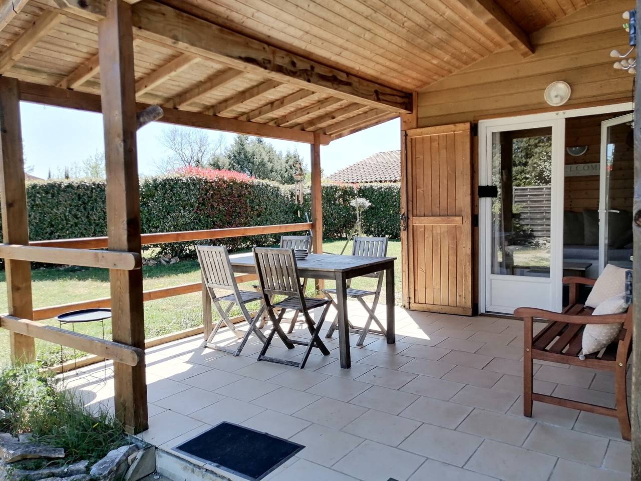 Gîte « La Petite Maison de Noémie » avec terrasse privée, Wi-Fi et climatisation in Gras, Privas