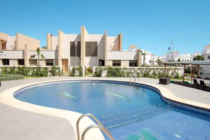 Appartement de vacances pour 6 personnes, avec vue et piscine ainsi que jardin et terrasse