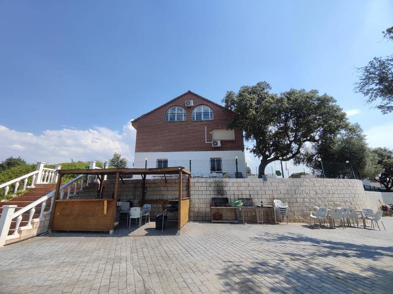 Acogedora habitación con piscina, WiFi, jardín y barbacoa in Nombela, Provincia de Toledo